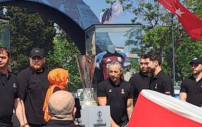 İlhan Mansız UEFA Avrupa Ligi Kupası'nı bando takımı eşliğinde getirdi